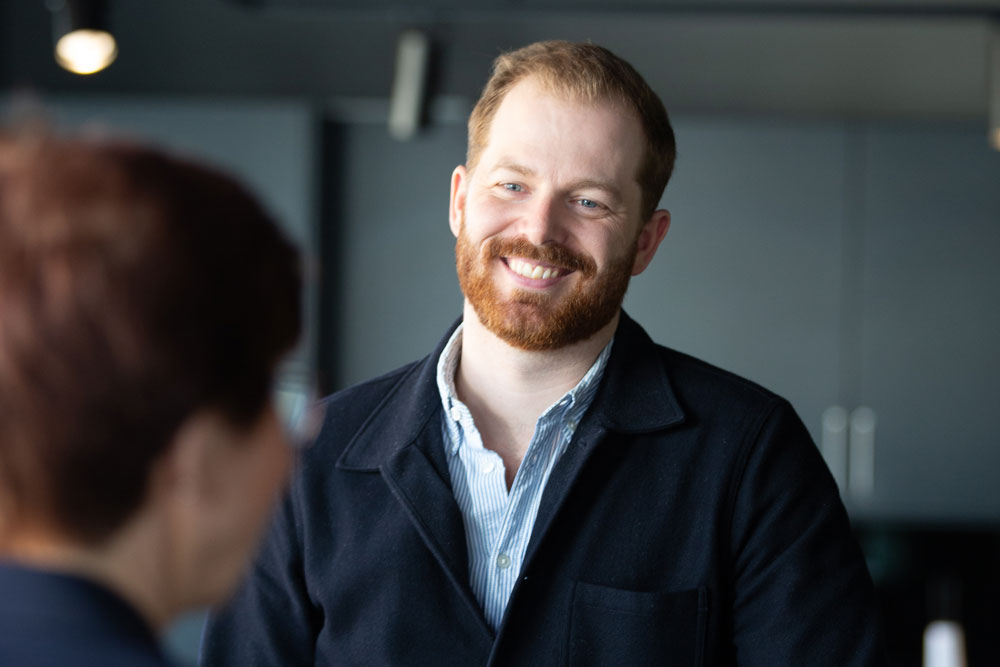 Personer läser och skriver p en surfplatta